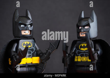 Tambow, Russische Föderation - Januar 19, 2018 2 Lego Batman Minifiguren auf schwarzem Hintergrund. Studio gedreht. Stockfoto