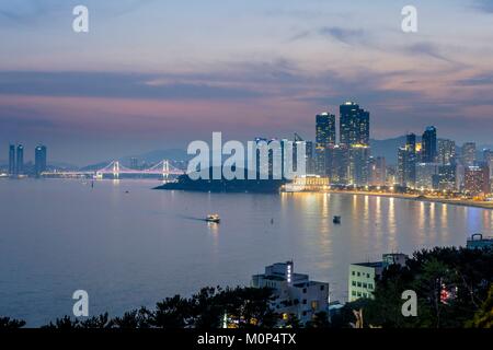 South Korea, Süd Gyeongsang Provinz, Busan, Haeundae, Haeundae Beach bei Dämmerung und Gwangan Bridge im Hintergrund Stockfoto