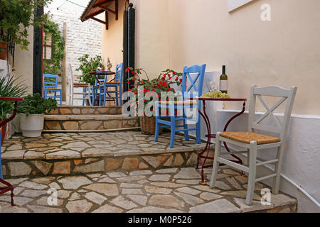 Wein und Trauben auf dem Tisch Parga Griechenland