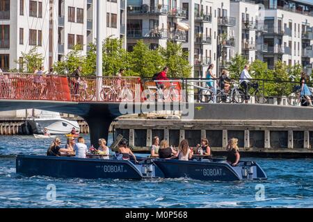 Dänemark, Seeland, Kopenhagen, junge Menschen auf Charter Boote vor der bewegliche Brücke, die Cirkelbroen (Kreis Brücke) in der Form von Olafur Eliassons Boot für die christianshavns Kanal Stockfoto