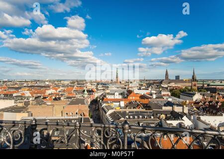 Dänemark, Seeland, Kopenhagen, Amagertorv, Fußgängerzone mit seinem Brunnen im Les Cigognes (1894) und der Højbrohus Gebäude (1896) und der Glockenturm von St. Nicholas' Church unten links Stockfoto