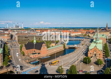 Dänemark, Seeland, Kopenhagen, Slotsholmen Bezirk, Slotsholms Canal, aus dem Schloss Christiansborg Tower und der Börse (Børsen) auf der rechten Seite Stockfoto