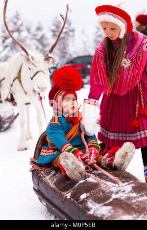 Schweden, Lappland, Region als Weltkulturerbe von der UNESCO, Norrbottens Län, Sami in traditioneller Tracht an der Sami Markt seit dem 17. Jahrhundert in Jokkmokk Stockfoto