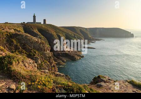 Frankreich, Cotes d'Armor, Cap Frehel, der Leuchtturm von der Spitze der Spitze nach Sonnenuntergang Stockfoto