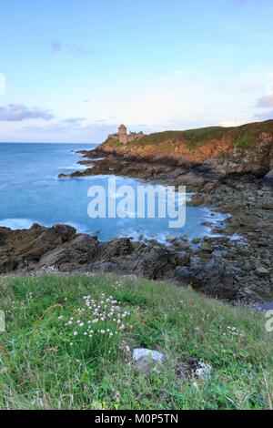 Frankreich, Cotes d'Armor Plevenon, Fort La Latte von der Pointe de la Pie nach dem Sonnenuntergang Stockfoto