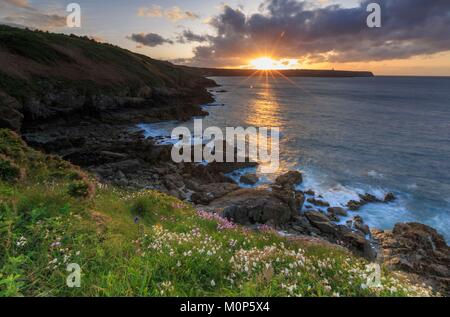 Frankreich, Cotes d'Armor, Cap Frehel, von der Pointe de la Pie bei Sonnenuntergang Stockfoto