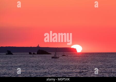 Frankreich, Cotes d'Armor, Cap Frehel, Sonnenuntergang am Kap Frehel Leuchtturm Stockfoto