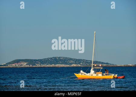 Frankreich, Herault, Marseillan, Lagune von Thau, Segelboot vor Anker mit der Saint Clair Berg im Hintergrund Stockfoto