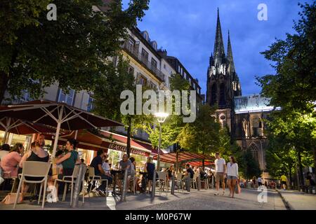 Frankreich, Puy de Dome, Clermont Ferrand, Victoire, Terrassen auf einer Promenade in der Dämmerung mit der Kathedrale Notre Dame de l'Assomption des XIII Jahrhunderts im Hintergrund Stockfoto