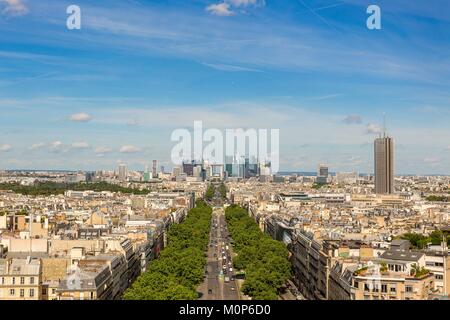 Frankreich, Paris, Blick auf die Avenue de la Grande Armee und La Defense vom Triumphbogen entfernt. Stockfoto