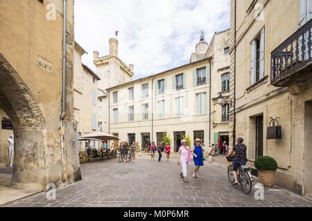 Frankreich, Gard, Uzès, Ort Dampmartin mit Blick auf den Turm des herzoglichen Schlosses bekannt als die Duche Stockfoto