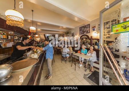 Frankreich, Gard, Uzès, das Café de l'Hotel Boulevard des Verbündeten Stockfoto