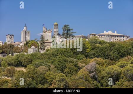 Frankreich, Gard, Pays d'Uzege, Uzès, das herzogliche Schloss als Duche und St. Theodorit Kathedrale mit dem Turm Fenestrelle bekannt Stockfoto