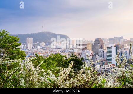 Südkorea, Seoul, Jung-gu, Panorama über die Stadt von naksan Park und N Seoul Tower auf dem Gipfel des Mount Namsan im Hintergrund Stockfoto