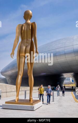 Südkorea, Seoul, Jung-gu, das dongdaemun Design Plaza, auch genannt der DDP, die von der Architektin Zaha Hadid ist eine wichtige städtebauliche Wahrzeichen auf März 2014 eingeweiht. Stockfoto