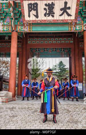 Südkorea, Seoul, Jung-gu, Deoksugung Palast oder Palast der tugendhaften Langlebigkeit durch die Könige der Joseon Dynastie errichtet, die Änderung der Guard Zeremonie Stockfoto