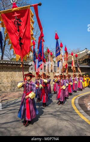 Südkorea, Seoul, Jung-gu, Deoksugung Palast oder Palast der tugendhaften Langlebigkeit durch die Könige der Joseon Dynastie errichtet, die Änderung der Guard Zeremonie Stockfoto