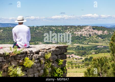 Frankreich, Vaucluse, regionalen Naturpark Luberon, Bonnieux, Panoramablick seit dem Belvedere Lou Badareù, Lacoste im Hintergrund Stockfoto