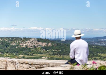 Frankreich, Vaucluse, regionalen Naturpark Luberon, Bonnieux, Panoramablick seit dem Belvedere Lou Badareù, Lacoste im Hintergrund Stockfoto