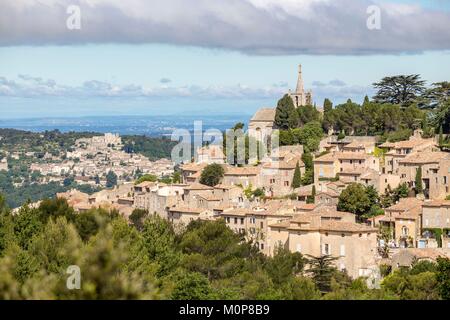 Frankreich, Vaucluse, regionalen Naturpark Luberon, Bonnieux, Dorf von Lacoste im Hintergrund Stockfoto