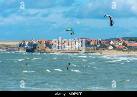 Frankreich, Pas-de-Calais, Opale Küste, Durchhang Dünen und Strand zwischen Wimereux Wimereux von Pointe aux Oies, Ambleteuse und seine Vauban Fort im Hintergrund Stockfoto