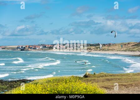 Frankreich, Pas-de-Calais, Opale Küste, Durchhang Dünen und Strand zwischen Wimereux Wimereux von Pointe aux Oies, Ambleteuse und seine Vauban Fort im Hintergrund Stockfoto