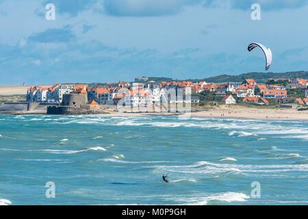 Frankreich, Pas-de-Calais, Opale Küste, Durchhang Dünen und Strand zwischen Wimereux Wimereux von Pointe aux Oies, Ambleteuse und seine Vauban Fort im Hintergrund Stockfoto