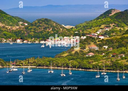 Frankreich, Karibik, Kleine Antillen, Guadeloupe, Les Saintes, Terre-de-Haut, Ansicht von Terre-de-Haut Insel von Terre-de-Bas, Marie Galante im Hintergrund Stockfoto