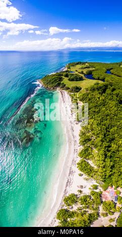 Frankreich, Karibik, Kleine Antillen, Guadeloupe, Grande-Terre, Le Gosier, Panorama Blick auf den Strand von Saint Félix, Mangrove im Hintergrund (Luftbild) Stockfoto