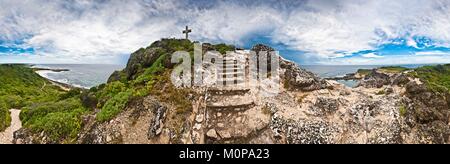 Frankreich, Karibik, Antillen, Guadeloupe, Grande-Terre, Saint-François, Panoramablick auf die Pointe des Châteaux und sein Kreuz Stockfoto