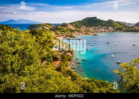 Frankreich, Karibik, Kleine Antillen, Guadeloupe, Saintes Archipel, Terre-de-Haut, Ansicht von der Straße, die zu Fort Napoleon auf Terre-de-Haut Island Bay von der UNESCO zu den schönsten Buchten der Welt aufgeführt, die Insel Dominica besonders deutlich im Hintergrund Stockfoto