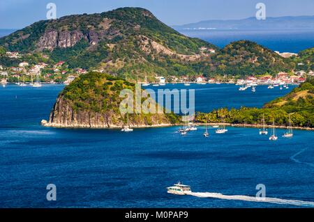 Frankreich, Karibik, Kleine Antillen, Guadeloupe, Les Saintes, Terre-de-Haut, Ansicht von Terre-de-Haut und der Schmerz de Sucre von Terre-de-Bas, Marie Galante im Hintergrund Stockfoto