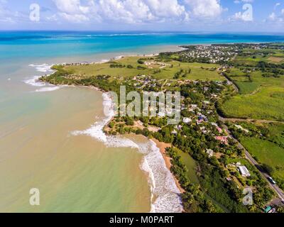 Frankreich, Karibik, Kleine Antillen, Guadeloupe, Basse-Terre, Sainte-Rose, Luftaufnahme von Cluny Beach und Grand Cul-de-Sac Marin im Hintergrund (Luftbild) Stockfoto