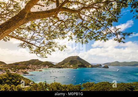 Frankreich, Karibik, Kleine Antillen, Guadeloupe, Les Saintes, Terre-de-Haut, Blick auf die Bucht von der Stadt von Terre-de-Haut, die von der UNESCO zu den 10 schönsten Buchten der Welt eingestuft, aus der Fußweg zum Fort Napoleon Stockfoto