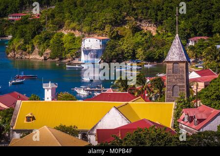 Frankreich, Karibik, Kleine Antillen, Guadeloupe, Saintes Archipel, Blick auf den Ort von Terre-de-Haut, seine Kirche und das Haus des Arztes in der Form von Boot Stockfoto