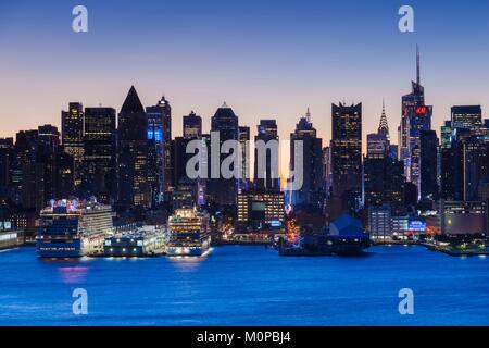 United States, New York, New York City, Manhattan Skyline von New Jersey Weehawken, Dawn Stockfoto