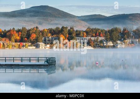 United States, New York Adirondack Mountains, Lake Placid, Mirror Lake Nebel im Morgengrauen Stockfoto