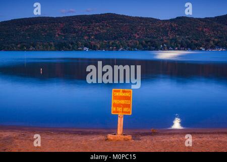 United States, New York Adirondack Mountains, Lake George, kein Schwimmen anmelden Stockfoto