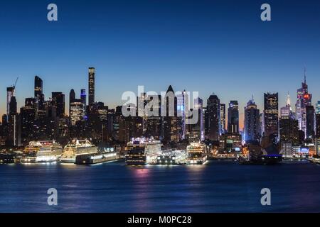 United States, New York, New York City, Manhattan Skyline von New Jersey Weehawken, Dawn Stockfoto