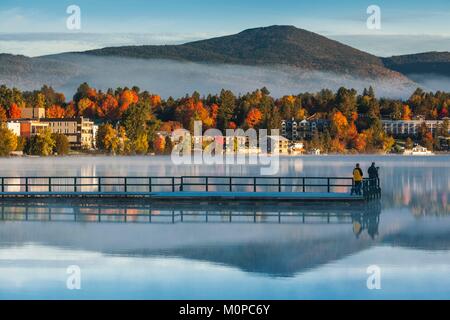 United States, New York Adirondack Mountains, Lake Placid, Mirror Lake Nebel im Morgengrauen Stockfoto