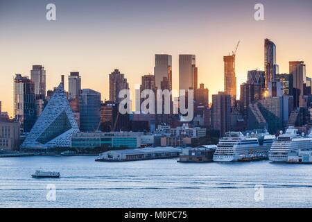 United States, New York, New York City, Manhattan Skyline von New Jersey Weehawken, Dawn Stockfoto