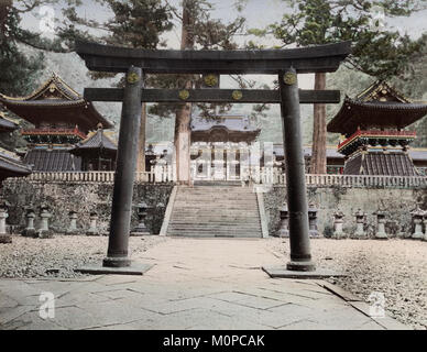 C. 1880 Japan - bronze Portal, Torii, Nikko Stockfoto