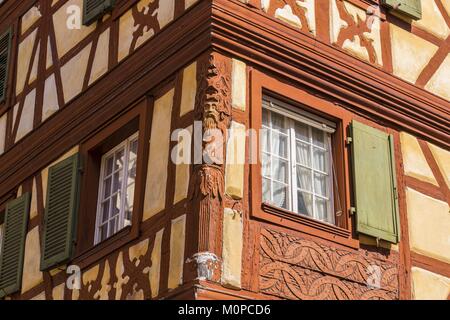 Frankreich, Haut Rhin, Route des Vins d'Alsace, Kaysersberg, Fachwerkhäuser, das Haus Bohn 1601, die Eckstrebenanzeige geschnitzt Stockfoto