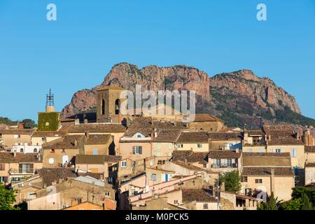 Frankreich, Var, Roquebrune sur Argens, Dorf und Rocher de Roquebrune im Hintergrund Stockfoto