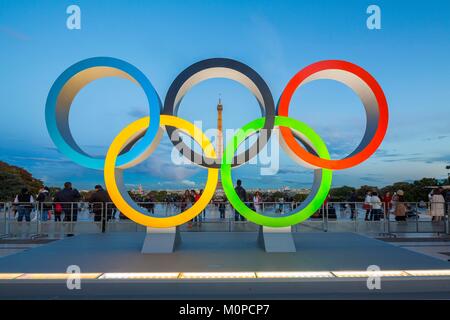 Frankreich, Paris, Bereich als Weltkulturerbe von der UNESCO, Trocadéro Platz oder Parvis der Menschenrechte aufgeführt, Symbol der J.o zu feiern, die der Olympischen Spiele 2024 in Paris mit dem Eiffelturm (© SETE - illuminationen Pierre Bideau) Stockfoto