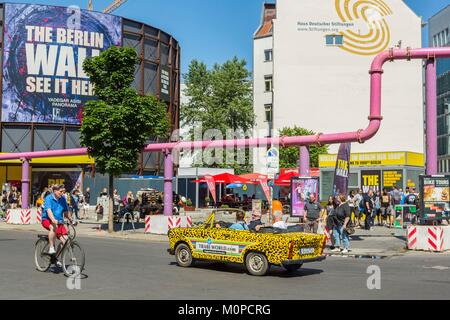 Deutschland, Berlin, Checkpoint Charlie, touristische Animation und alten Trabant, um die Stadt zu besichtigen. Stockfoto