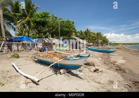 Philippinen, Luzon, Camarines Sur Provinz, Sagnay, Nato Fischerdorf, Fischerboote am Strand Stockfoto