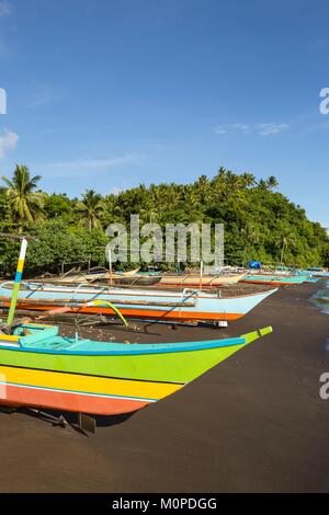 Philippinen, Luzon, Provinz Albay, Tiwi, Sogod Strand, Fischerboote am Strand Stockfoto