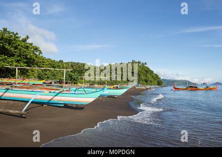 Philippinen, Luzon, Provinz Albay, Tiwi, Sogod Strand, Fischerboote am Strand Stockfoto