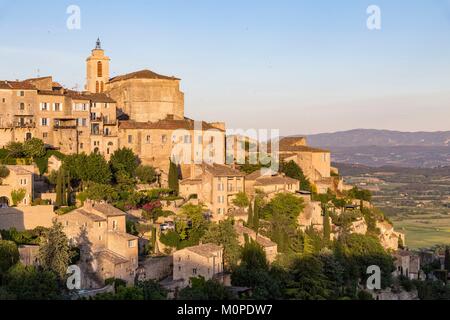 Frankreich, Vaucluse, regionalen Naturpark Luberon, Gordes, zertifiziert die Schönsten Dörfer von Frankreich, der romanischen Kirche Saint Firmin von XIIe Jahrhundert Stockfoto